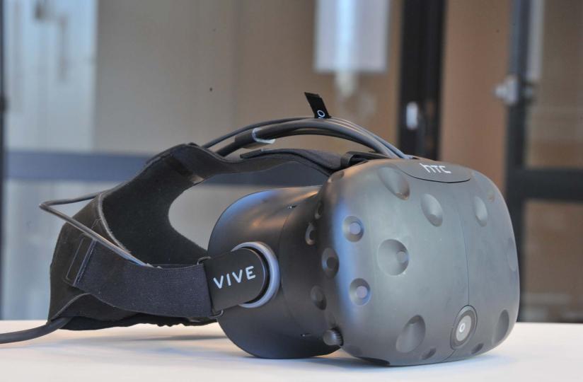VR-laite pöydällä.