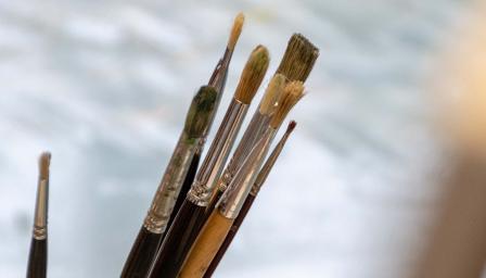 Eri kokoisia siveltimenkärkiä pystyssä.