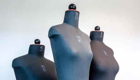 Kolme sovitusnukkea vaatetusosastolta.