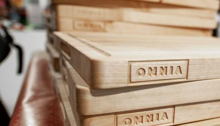 Puisia leikkuulautoja myynnissä.