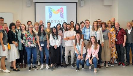 MOSAIC-hankkeeseen osallistuvia henkilöitä ryhmäkuvassa.