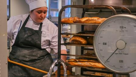 Sofia nostaa leipiä uunista pelleille jäähtymään.