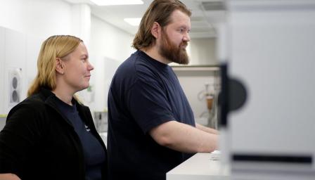 Suomen Sokerin työntekijät Hanna Ekholm ja Jaani Viianranta laboratoriossa