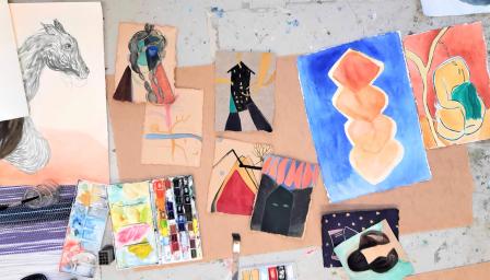 Taiteilija Aura Hakurin akvarelleja ja työvälineitä.