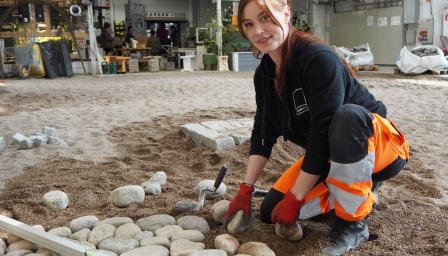 Taitaja2023-kilpailija Jutta Lindqvist viherrakentamisen harjoitustöissä.