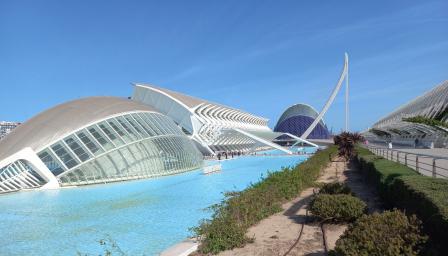 Ulkokuva Valencian arkkitehtuuri ja kulttuurikeskus Ciudad de Las Artes  y las Ciencas.