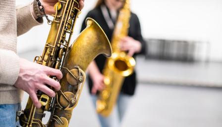 Kaksi saksofonistia työväenopiston kurssilla.