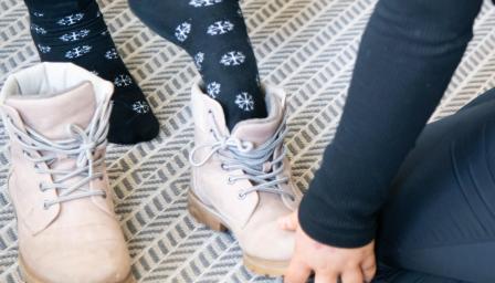 Opiskelija harjoittelee kenkienlaiton avustamisessa sotepajalla.