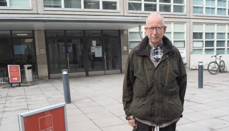 Christer Lundqvist seisoo Espoon työväenopiston edessä Tapiolassa.