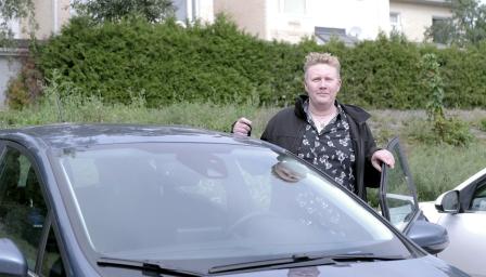 Petteri Niemi seisoo auton vieressä.