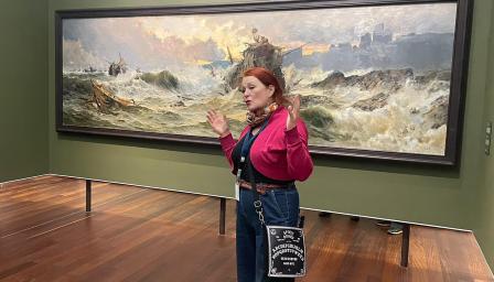 Taidehistorian luennoitsija Liisa Väisänen taideteoksen edessä.