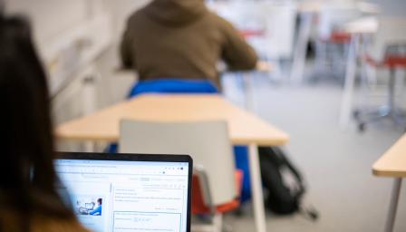 Lukio-opiskelijoita luokassa tietokoneella.