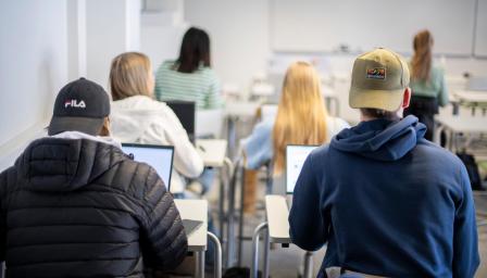 Lukio-opiskelijoita luokassa oppitunnilla.