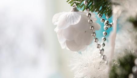 valkoinen joulukoriste roikkuu joulukuusesta