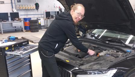 Jan Borg seisoo auton edessä, jonka konepelti on nostettu ylös. 