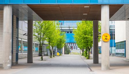 Upseerinkatu 1–3, vasemmalla puolella kuvaa Upseerinkatu 3.