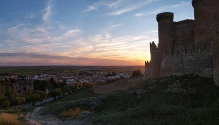 Maisemaa La Manchan alueelta Espanjasta. Kuvassa vanha linna ja auringonlasku.