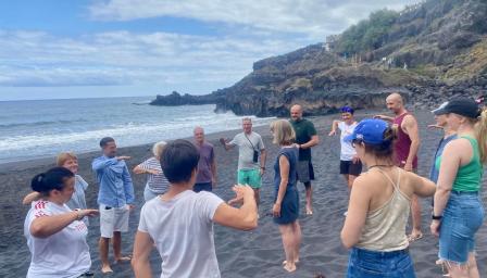 Ryhmä ihmisiä rannalla.