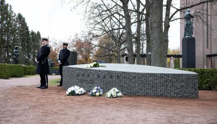 Hautamuistomerkki Autuas, jonka vieressä seisoo kaksi kadettia.