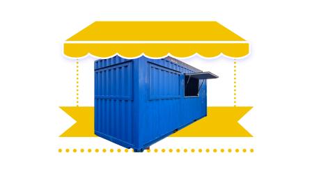 Siniseksi maalattu merikontti, josta on muokattu mökki. Kontissa on auki käännettävä ikkuna ja sen taustalla on keltaisia graafisia elementtejä, jotka muistuttavat markkinakatosta ja viestivät tapahtumatunnelmaa.