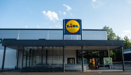 Keväinen maisema, jossa näkyy Lidlin myymälä.
