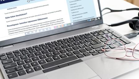 Tietokone, jonka päällä silmälasit