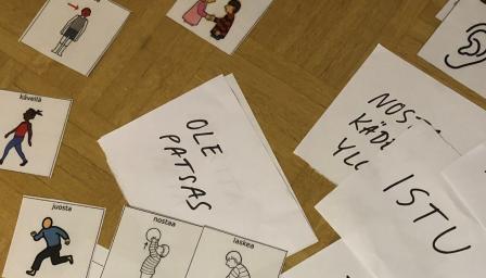 kortit, joissa kuvataan liikettä ja ruumiinosia