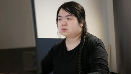 Aada Henriksson istuu tietokoneen äärellä.