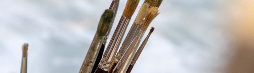 Eri kokoisia siveltimenkärkiä pystyssä.