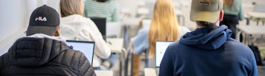 Lukio-opiskelijoita luokassa oppitunnilla.