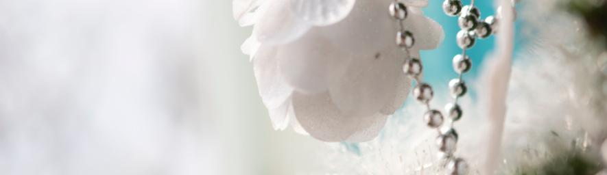 valkoinen joulukoriste roikkuu joulukuusesta