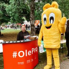 Taitajan maskotti Skilly Taitaja2023-messutiskillä.