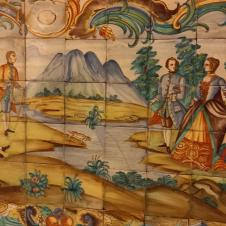 Luontomaisemaa esittävä keramiikkateos.