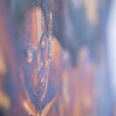 Yksityiskohta taidepajan opiskelijan tekemästä maalauksesta.