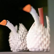 Paperiset joutsenet.