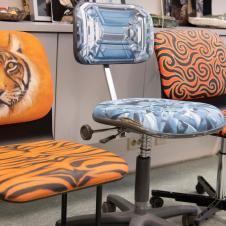 Taidepajan opiskelijoiden maalaamat toimistotuolin kankaat.