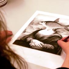 Lyijykynätyö, jossa Mona Lisalla on kalan pää.