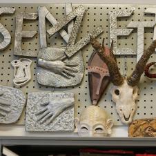 Taidepajalla tehtyjä paperimassatöitä seinällä. Kirjaimista muodostuu sana asennetta.