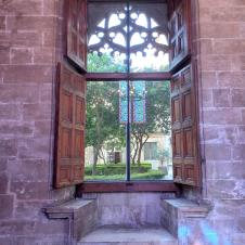 Näkymä ulos katedraalin ikkunasta puutarhaan.