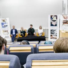 Auditorion ylätasanteelta otetussa kuvassa näkyy neljä ehdokasta ja kaksi haastattelijaa sekä Omnian roll-upit.