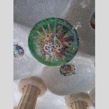 Mosaiikkikuvio katossa.