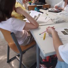 Opiskelijoita tekemässä tehtäviä.