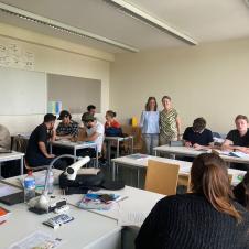 Yhteiskuva saksalaisen opettajan kanssa luokkahuoneessa.