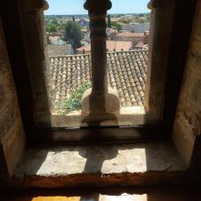 Maisemaa La Manchan alueelta Espanjasta vanhan linnan ikkunan läpi.