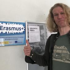Juho poseeraa Erasmus+ -julisteen vieressä. 