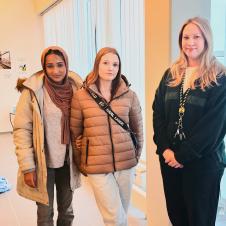Kaksi opiskelijaa ja heidän koordinaattorinsa poseeraavat yhdessä sisätiloissa. Taustalla on valokuvanäyttely ja ikkunasta virtaavaa luonnonvaloa.