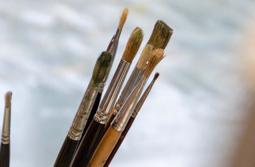 Eri kokoisia siveltimenkärkiä pystyssä.