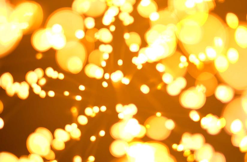 Keltaisia valopalloja epäterävinä läiskinä pirskahtelevasti.