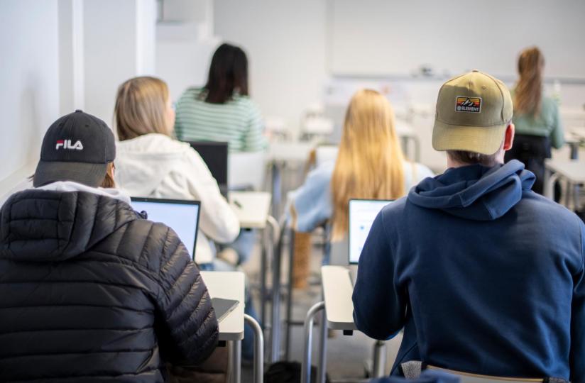 Lukio-opiskelijoita luokassa oppitunnilla.