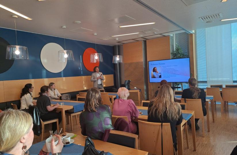 Omnian johtamiskoulutusten Alumnitilaisuudessa kokoonnuttiin miettimään moninaisuutta työpaikoilla.